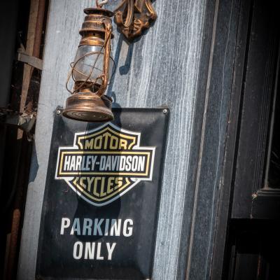 On n'avait pas tout de suite remarqué cette pancarte